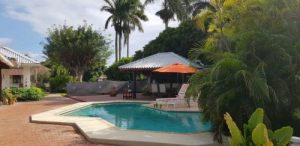 De makelaar van Curacao biedt aan: Elegante tropenwoning met zwembad in de groene wijk Emmastad,  Willemstad