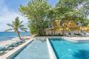 Penstraat Curacao: te koop fantastisch gerestaureerd landhuis direct aan zee. ,  Willemstad