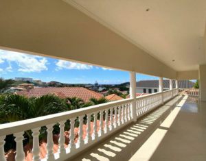 De makelaar van Curacao biedt aan: Groot woonhuis met ruim zwembad te huur op Brakkeput Abou  ,  Willemstad