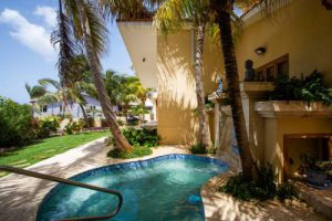 De makelaar van Curacao biedt aan: Tropische villa te koop Bottelier,  Willemstad
