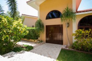 De makelaar van Curacao biedt aan: Tropische villa te koop Bottelier,  Willemstad