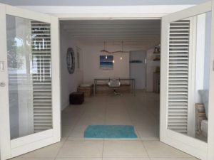 De makelaar van curacao biedt aan: Heerlijk familiehuis met groot zwembad te koop op het beveiligde Jan Sofat Curacao,  Willemstad