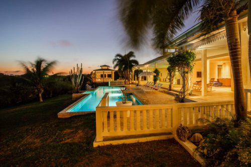 De makelaar van Curacao biedt aan: Luxe vakantievilla te huur voorzien van een 17 m lang zwembad op Vista Royal,  Jan thiel