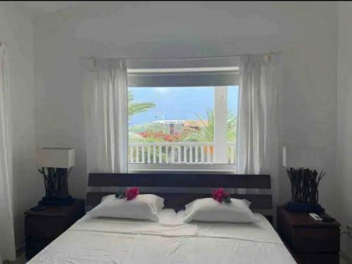 De makelaar van Curacao: Huis te koop met zeezicht op Vista Royal perfecte ligging en ruime veranda,  Vista royal