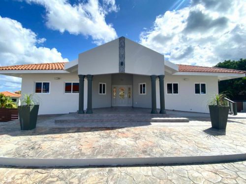 Blue Bay Curacao: te koop moderne rustig gelegen woning ,  Curacao