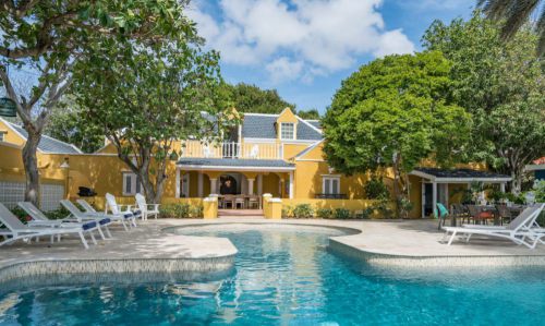 Penstraat Curacao: te koop fantastisch gerestaureerd landhuis direct aan zee. 
