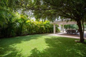 The real estate agent of Curacao offers: Tropical villa for sale in the lovely Mahaai neighborhood ,  Willemstad