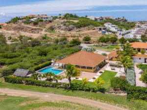 The real estate agent of Curacao offers: Beautiful villa with swimming pool on the golf course, Blue Bay,  Blue bay 