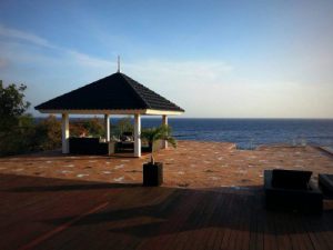 De makelaar van Curacao biedt aan Villa Coral Estate met prive strand en gastenverblijf,  Coral estate