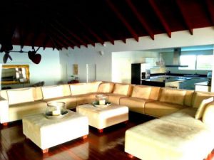 De makelaar van Curacao biedt aan Villa Coral Estate met prive strand en gastenverblijf,  Coral estate