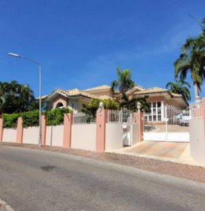 The Real Estate Agent of Curacao: House with pool for sale Villapark Girouette ,  Curacao