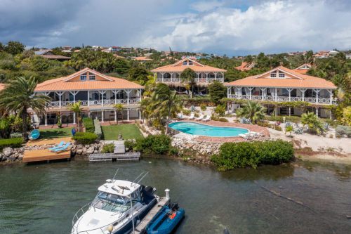 Jan Thiel Curacao: Apartment for sale on a resort on Spanish water