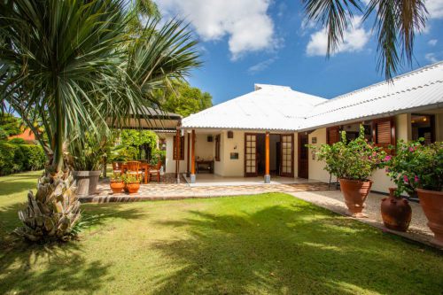 Emmastad Curacao centraal gelegen authentieke tropen villa met appartement te koop 