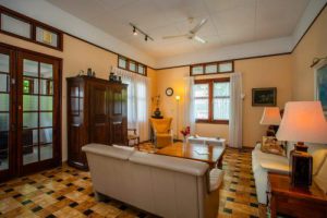 Emmastad Curacao centraal gelegen authentieke tropen villa met appartement te koop ,  Emmastad