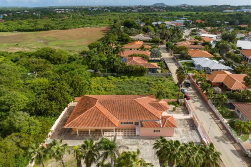 Girouette Curacao Centrally located spacious house on large plot